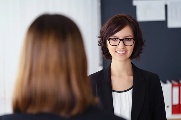 2 つの女性実業家の会議に — ストック写真