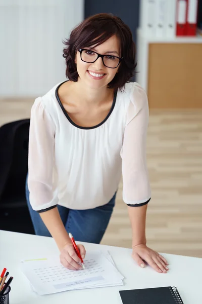 Sorrindo Escritório Mulher Verificando Relatório de Negócios — Fotografia de Stock