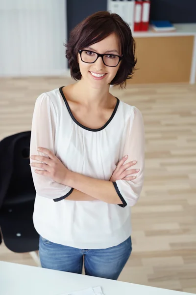 Selbstbewusste Bürofrau lächelt in die Kamera — Stockfoto