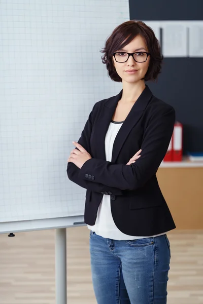 Femme d'affaires confiante donnant une présentation — Photo