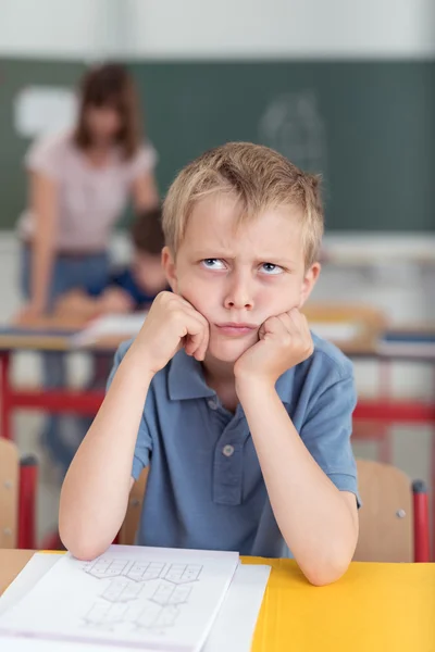 Joven colegial luchando por encontrar una respuesta — Foto de Stock