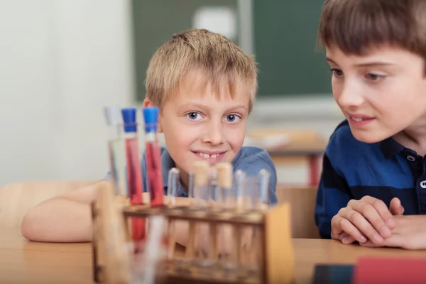 Two young boys doing a chemistry experiment — Stock Photo, Image