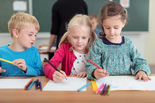 Troje małych dzieci w przedszkolu — Zdjęcie stockowe