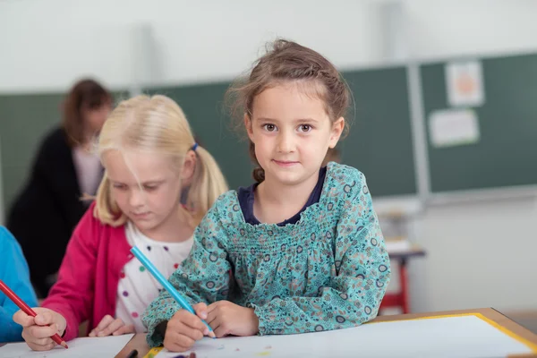 Zwei kleine Mädchen in der Kindergartenklasse — Stockfoto