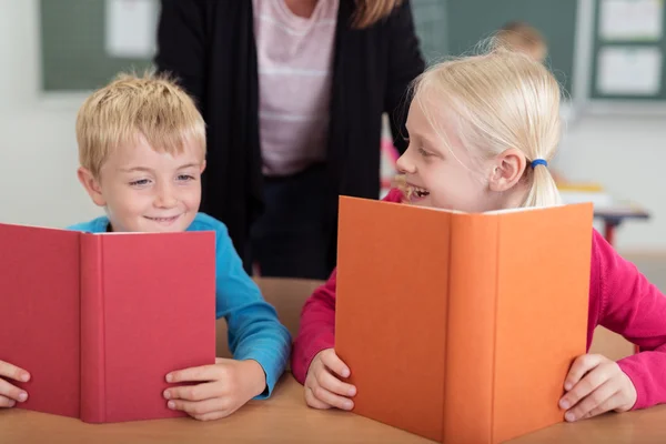 Lyckliga små barn läser i skolan — Stockfoto