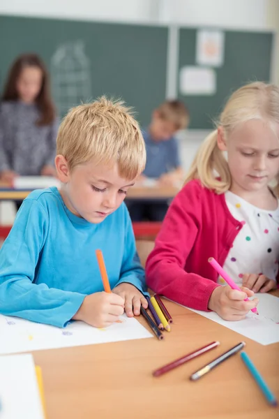 Young boy sketching during art class — Stock fotografie