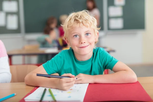 Joyeux petit garçon en classe maternelle — Photo