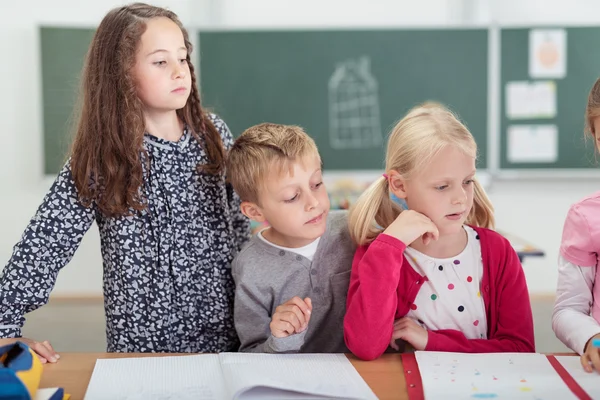 Tres niños pequeños mirando en clase —  Fotos de Stock