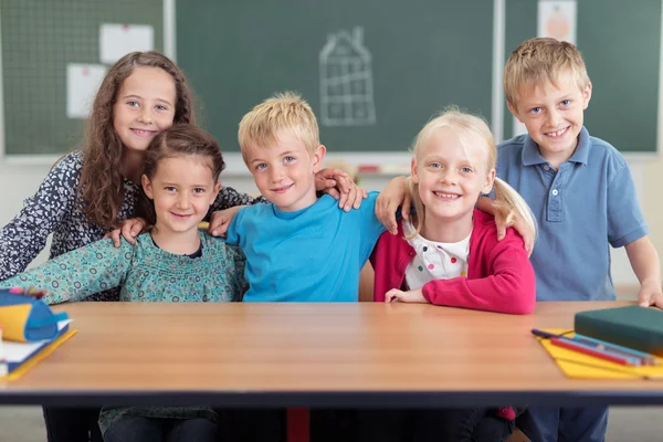 Lachende groep van klasgenoten op de basisschool — Stockfoto