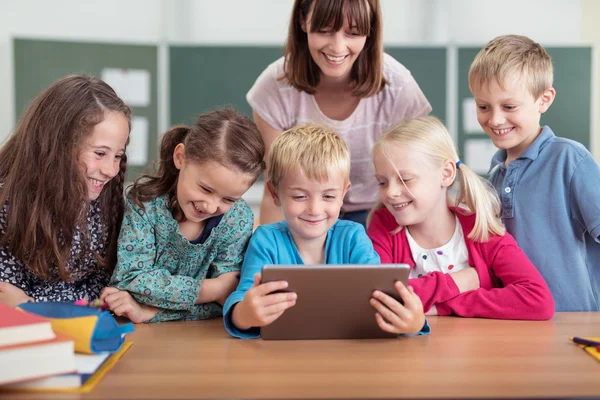 Teacher with a group of young pupils in class — Stock Photo, Image