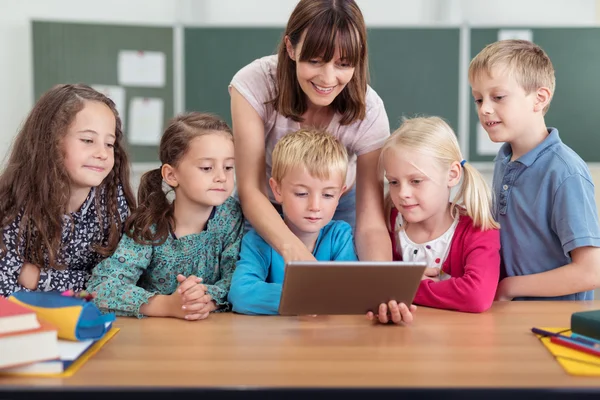 教师使用平板电脑教孩子 — 图库照片
