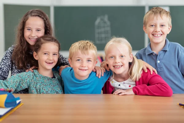 Gruppo di alunni felici sorridenti nella scuola primaria — Foto Stock