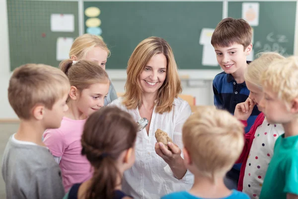 Cheerful Teacher Explaining Something to Kids — Stock Photo, Image
