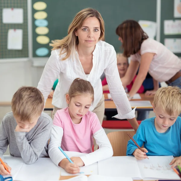 Basisschool leraar met haar jonge leerlingen — Stockfoto