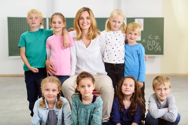 Gruppenbild von Lehrern und Schülern im Klassenzimmer — Stockfoto