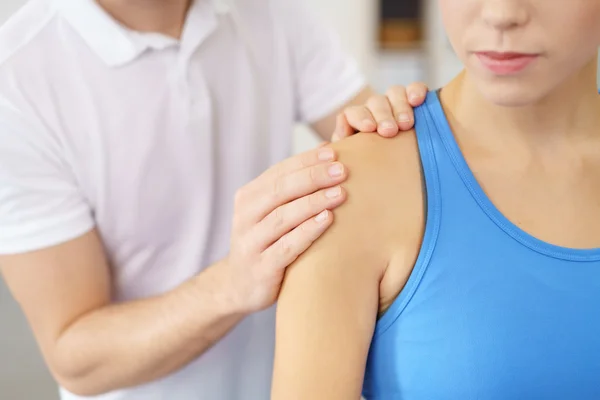 Terapeuta Massagear o Ombro de um Paciente — Fotografia de Stock