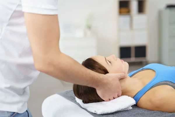 Terapeuta masajeando la cabeza y el cuello de una mujer — Foto de Stock