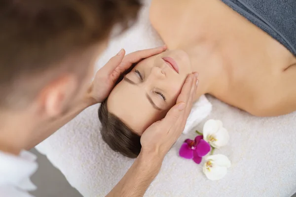Femme ayant un massage facial au spa — Photo
