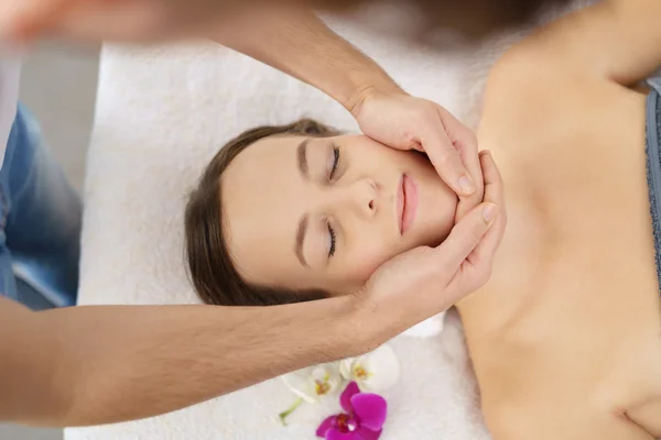 Mulher desfrutando de uma massagem de rosto e cabeça no Spa — Fotografia de Stock