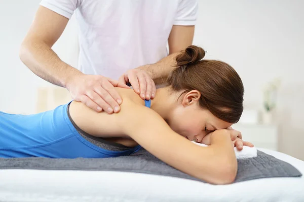 Mulher propensa a ter uma massagem no ombro — Fotografia de Stock