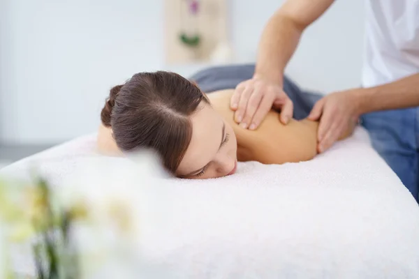 Frau in Bauchlage bei einer Massage — Stockfoto