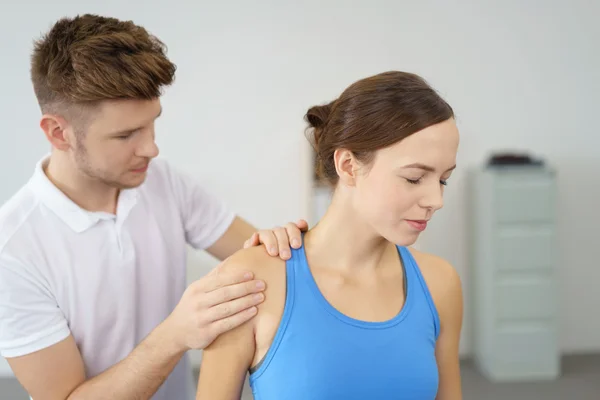 Mujer aguanta el dolor de un masaje de hombro — Foto de Stock