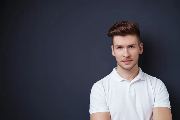 Jeune homme avec une expression sérieuse et réfléchie — Photo