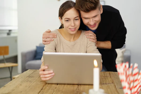 Young couple looking at laptop at home — Stock Photo, Image