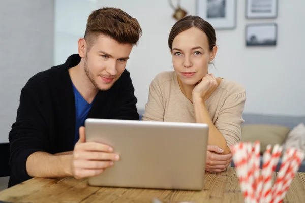 Jeune homme et femme assis au bureau à la maison — Photo