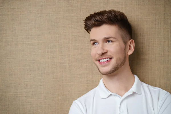 Joven feliz con una sonrisa — Foto de Stock