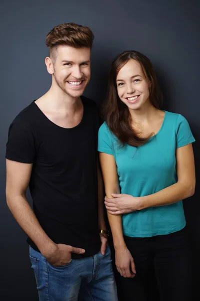 Riendo joven pareja divirtiéndose — Foto de Stock