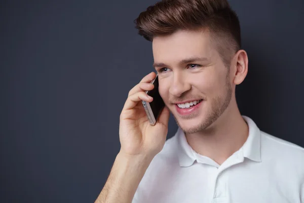 Jonge man praten over zijn mobiele telefoon — Stockfoto