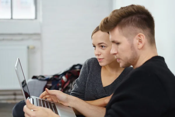 Couple looking at laptop — Stock Photo, Image