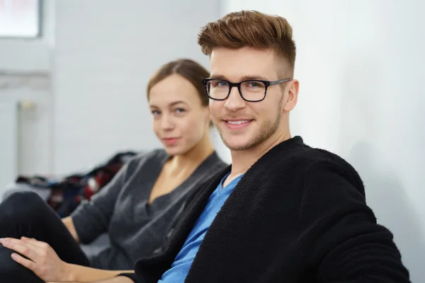 Man met bril en zijn vriendin thuis — Stockfoto