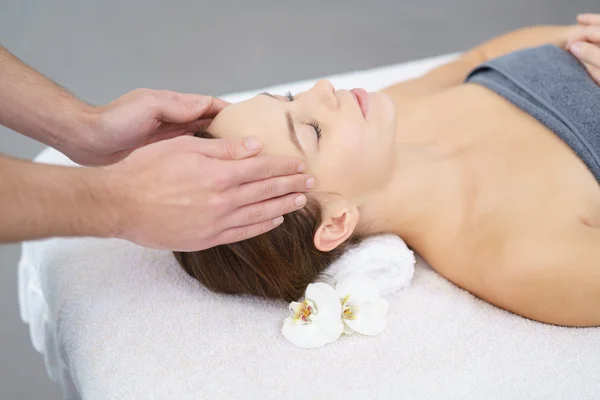Atractiva joven mujer disfrutando de un masaje en la cabeza —  Fotos de Stock