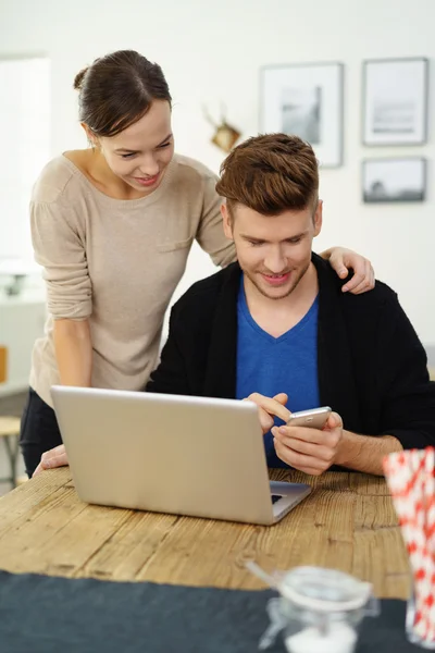 Pareja joven con cuaderno — Foto de Stock