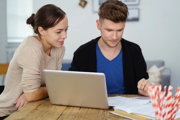 Coppia con documenti finanziari e laptop — Foto Stock