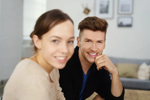 Uomo sorridente con la sua ragazza — Foto Stock