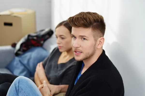 Pareja en casa con expresión seria —  Fotos de Stock