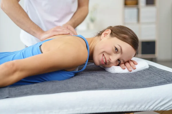 Sorrindo mulher fazendo uma massagem — Fotografia de Stock