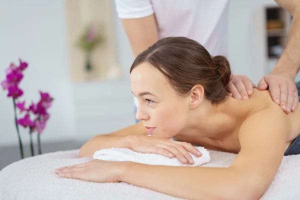 Hübsche junge Frau genießt die Massagetherapie — Stockfoto