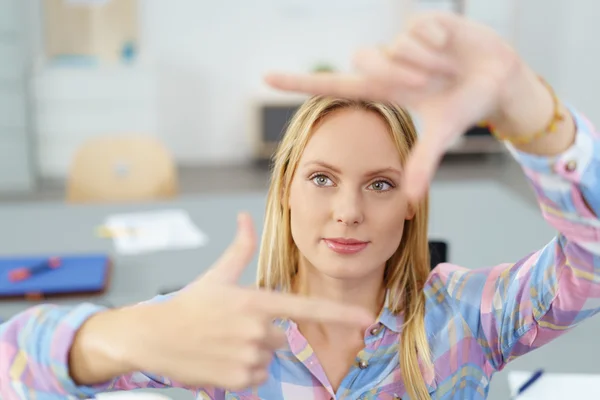 Vrouw doen handgebaar Frame in het kantoor — Stockfoto