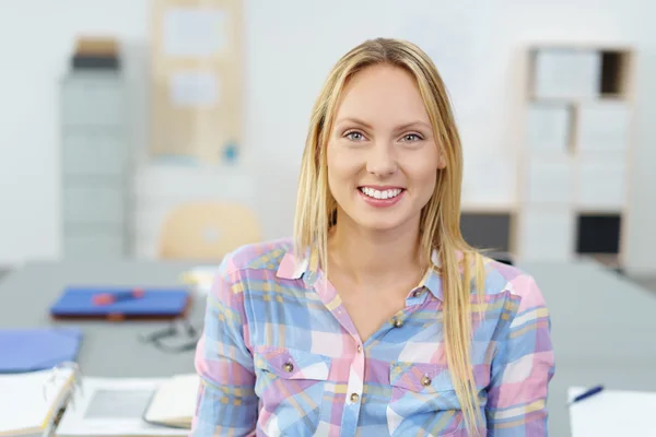 Hübsche Bürofrau lächelt in die Kamera — Stockfoto