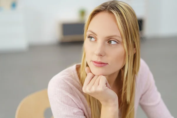 Pensive Office Femme regardant loin — Photo