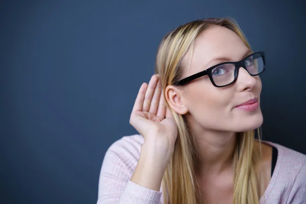 Donna in Ascolto Gesto Contro Blu Scuro Grigio — Foto Stock