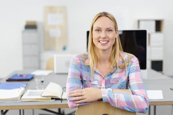 Молода бізнес-леді сидить на робочому місці — стокове фото