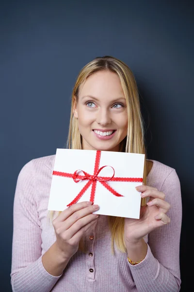 Mulher segurando um envelope — Fotografia de Stock