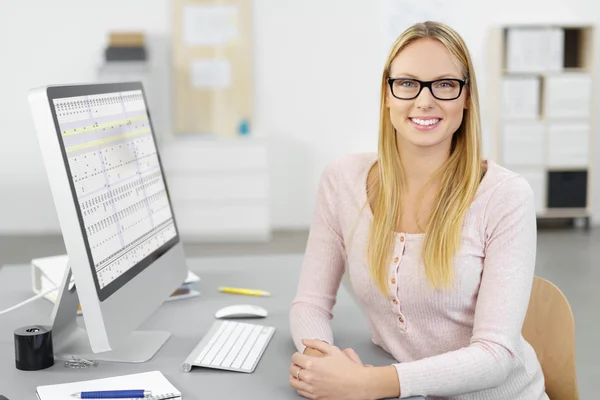 Smiling confident businesswoman in her office — Stok fotoğraf