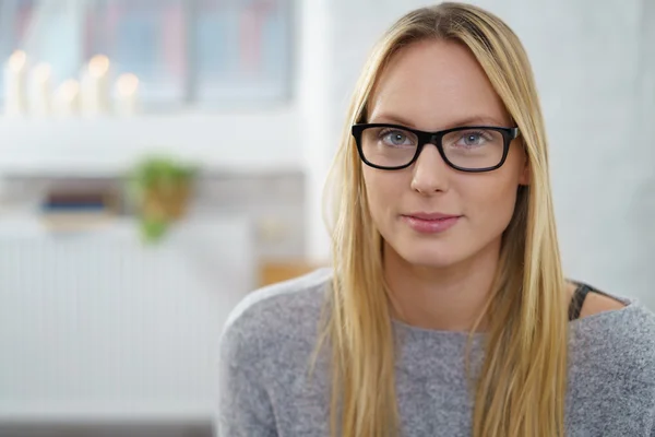 Ernsthafte nachdenkliche junge Frau mit Brille — Stockfoto