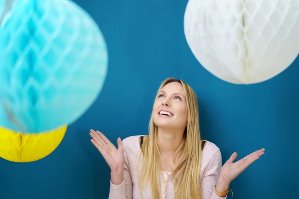 Giovane donna godendo la stagione festiva — Foto Stock